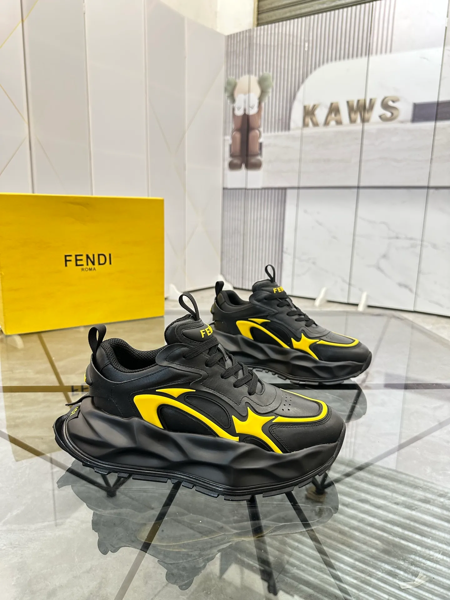 Men's shoes: 💰P580¥ Product trademark: Fendi* "Fendi*" low-top sports shoes Regular size: 39-44 (can be customized to 38.45.46) Product material: imported cowhide upper, breathable lining, original outsole. No.: 0008
